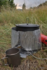 Thee zetten in het natuur kampeer plekje