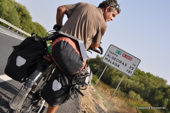 Steve nadert een fijn verkeersbord!