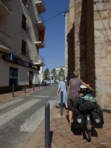 Ik volg een oma die ons de juiste weg wijst in Almendrajelo