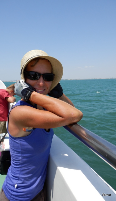 Op de ferry, mijn hoed waait af als ik hem niet vast houd!