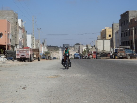 We fietsen verder richting Oualidia, het is NIET erg mooi...