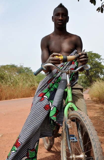 Deze jongen kijkt toe wanneer ik eet langs de weg