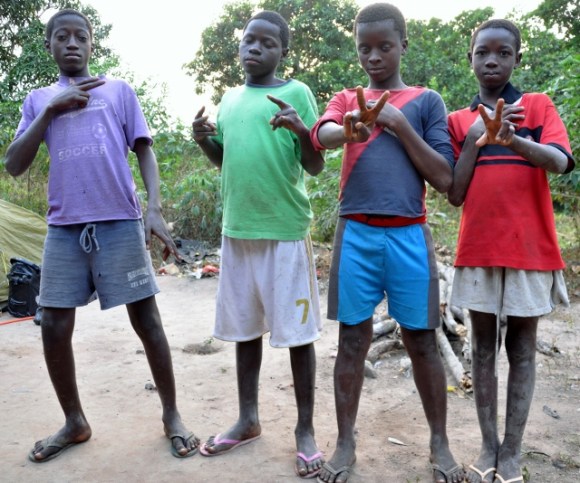 De jongens bewaken mijn tent en fiets