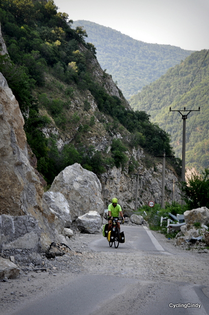 Falling rocks block the road, Romanian roadwork has no hurry to clear it