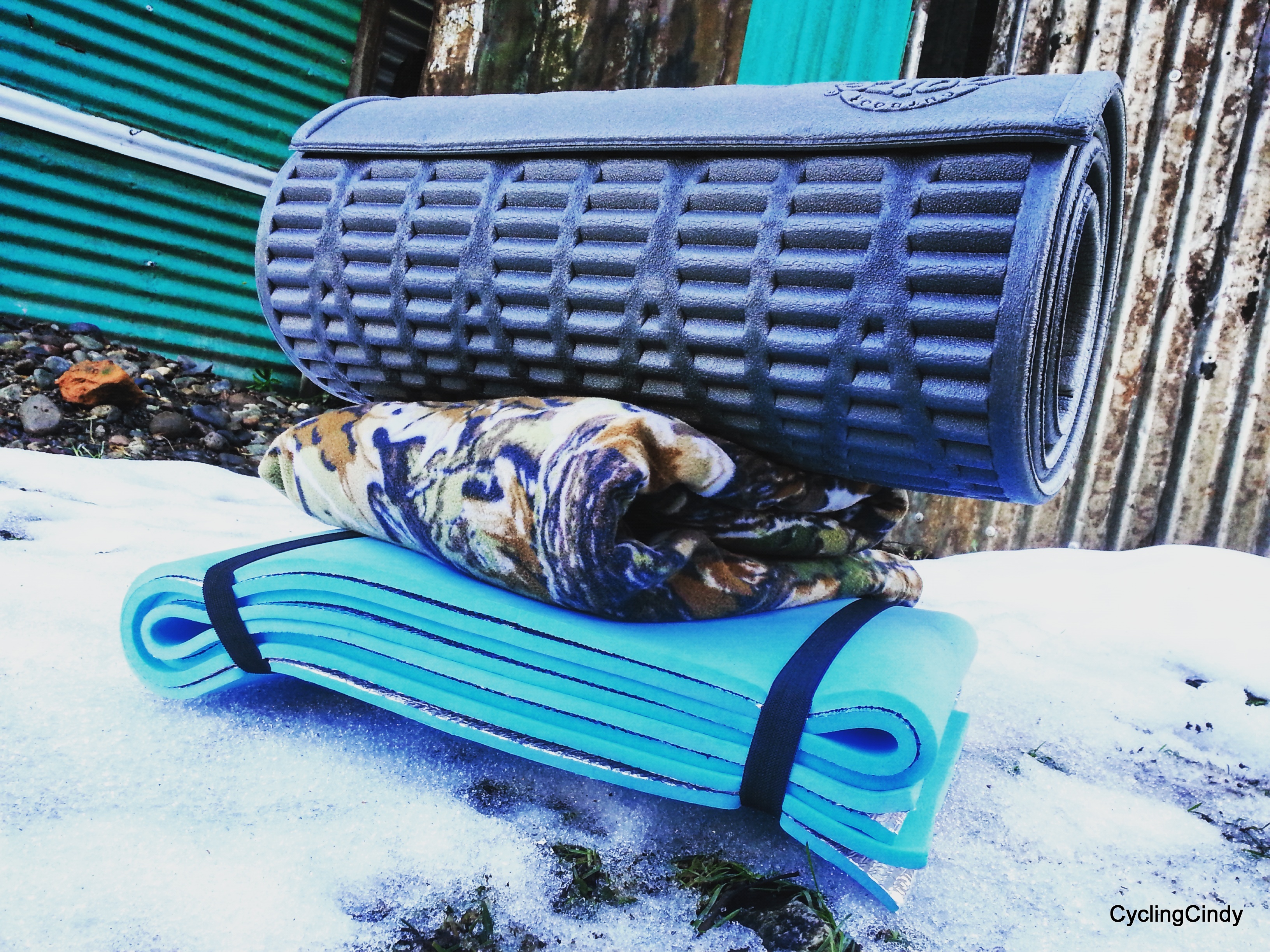1-a synthetic €45 blanket keeps my sleeping bag free from condensation.